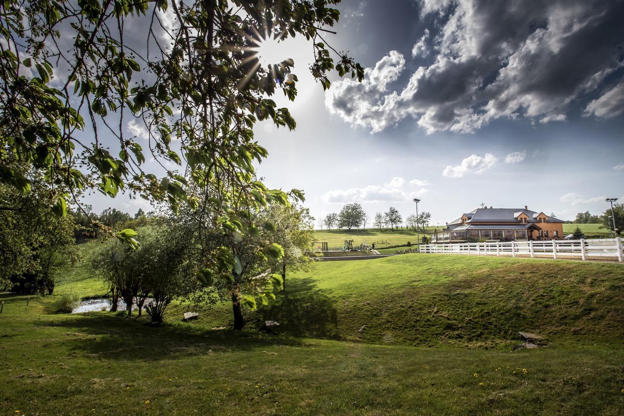 Hotel Horse Riding - Jezdecky Areal Tršice 外观 照片