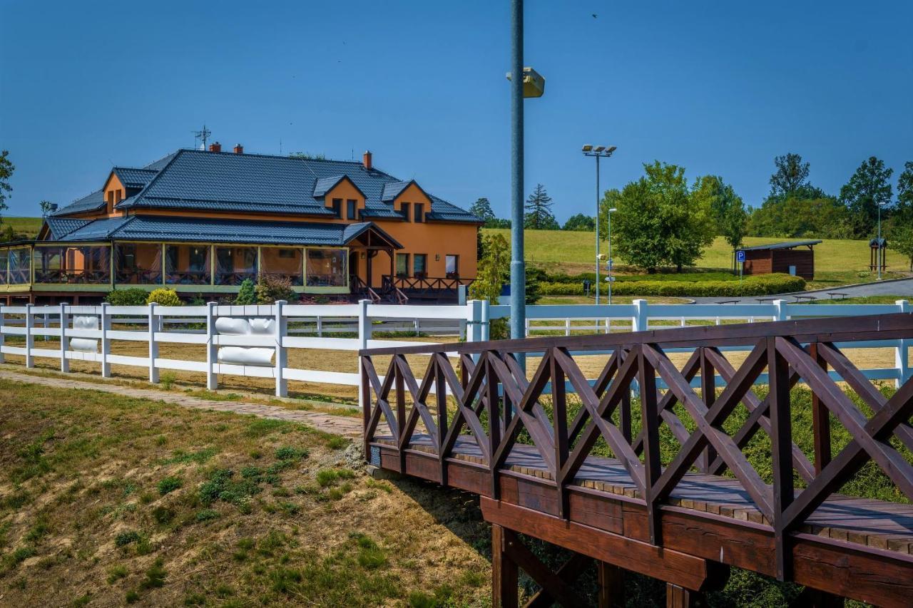 Hotel Horse Riding - Jezdecky Areal Tršice 外观 照片